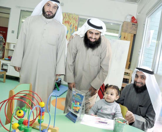 تقديم هدية لاحد الاطفال﻿