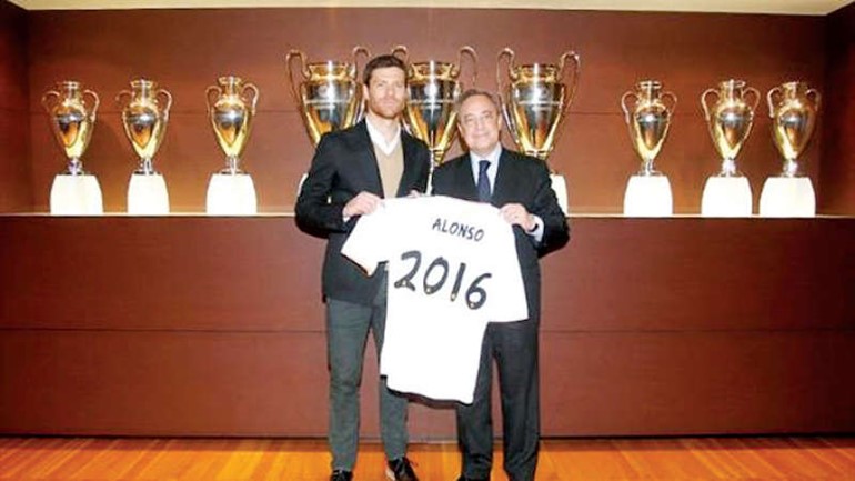 الونسو مع رئيس ريال مدريد بعد توقيع العقد الجديد