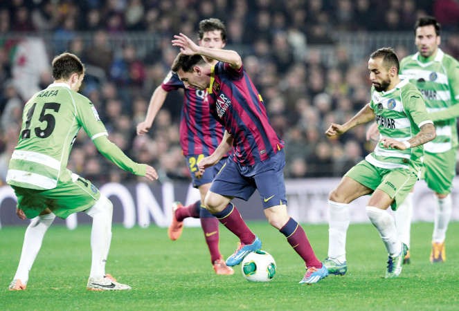 نجم برشلونة ليونيل ميسي يمر من مدافعي خيتافي دييغو كاسترو ورافايل لوبيز افپ