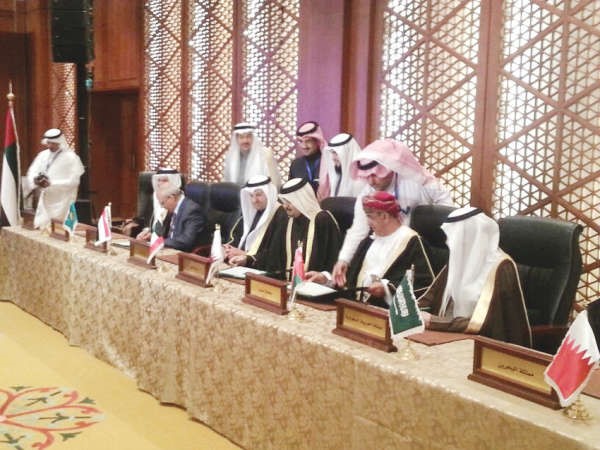 وزراء الصحة بدول مجلس التعاون الخليجي يوقعون على الوثيقة خلال اجتماعهم في الكويت