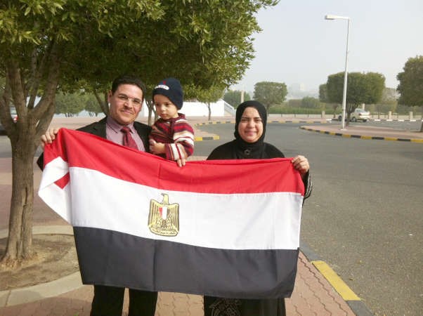 الزميل مسعد حسني مع عائلته بعد ادلائه بصوته في الاستفتاء امس