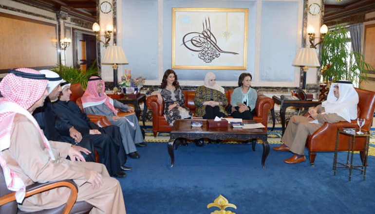 سمو رئيس الوزراء الشيخ جابر المبارك مستقبلا رئيس واعضاء مجلس ادارة الخطوط الجوية الكويتية﻿