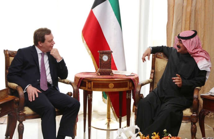 خالد الجارالله خلال استقباله السفير البريطانيفرانك بيكر 