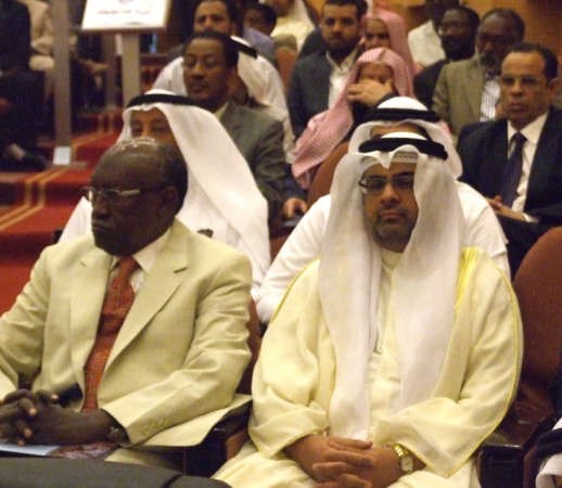 السفير طلال الهاجري خلال حضوره الجلسة الافتتاحية لاجتماع مجلس امناء جامعة افريقيا العالمية 