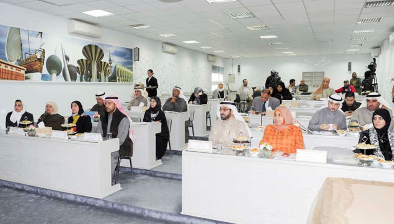 دخالد الرشيد في مقدمة الحضور خلال الملتقى التربوي ﻿