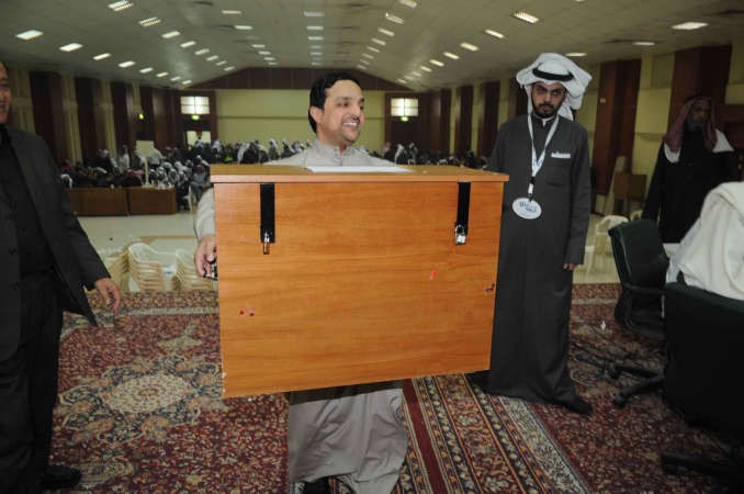 نقل الصناديق تمهيدا لبدء الفرز