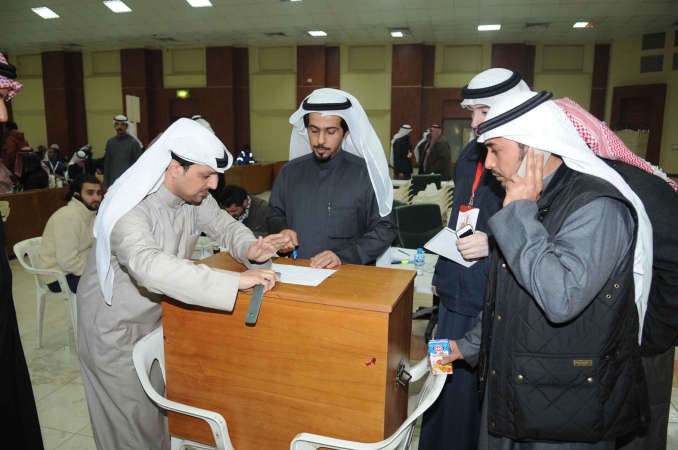 عبدالعزيز الشرثان يتابع عملية اغلاق الصناديق