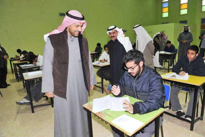 دخالد الرشيد متابعا احد الطلبة خلال الامتحان	هاني عبدالله﻿