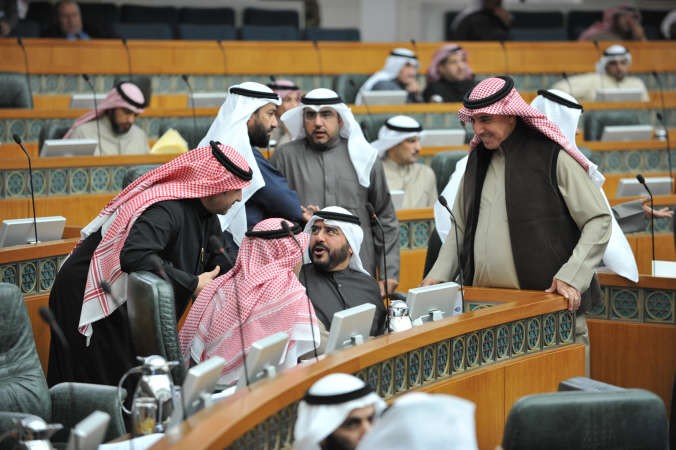 ماضي الهاجري وسعدون حماد في حديث مع بعض النواب
﻿