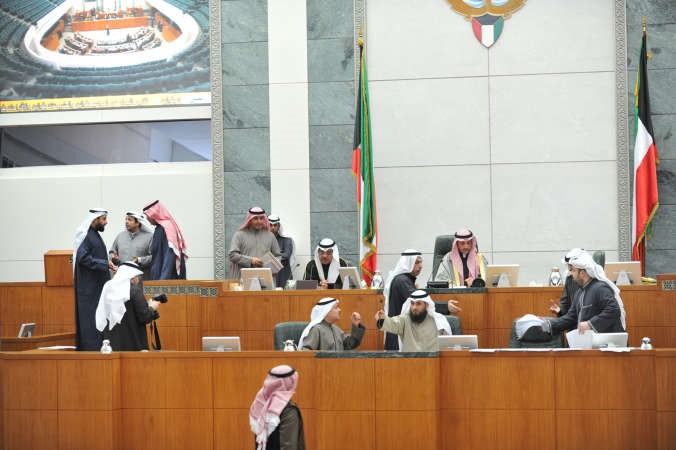 رئيس مجلس الامة مرزوق الغانم ونائبه مبارك الخرينج على المنصة ويبدو امين السر يعقوب الصانع متوسطا دعلي العمير واحد النواب على المنصة 	متين غوزال
﻿
