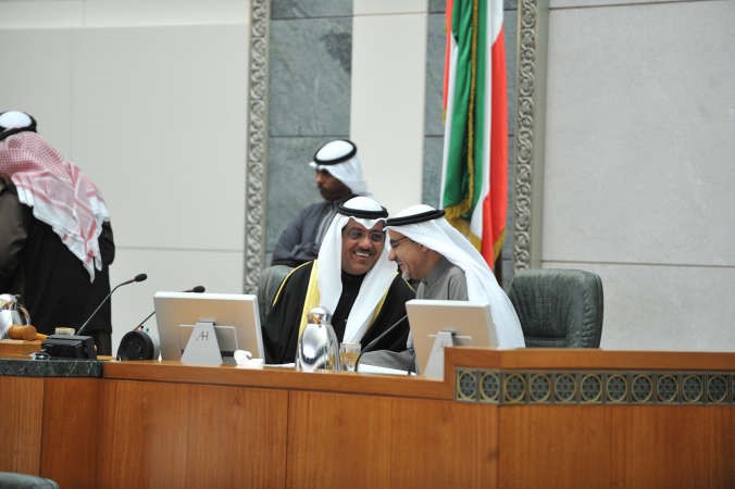 الخرينج مترئسا جانبا من جلسة امس وبجانبه دخليل عبدالله
﻿