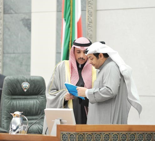 رئيس مجلس الامة مرزوق الغانم والنائب يعقوب الصانع على المنصة خلال الجلسة	متين غوزال