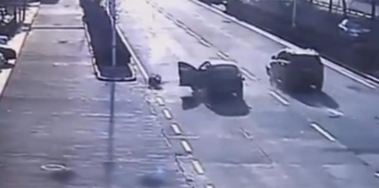 بالفيديو... سيارة تدهس صاحبتها في حادث مروع