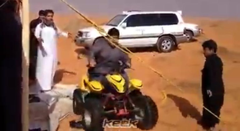 بالفيديو.. أراد أن يستعرض بـ "البقي" أمام والده .. شاهد ماذا حدث؟