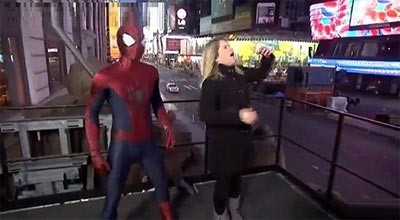 بالفيديو .. "الرجل العنكبوت" يرعب مذيعة على الهواء ويفقدها الوعي