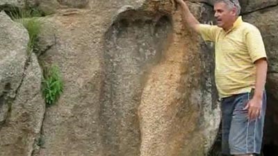 صورة: علماء يعثرون على آثار قدم عملاقة طولها 120 سم في أفريقيا