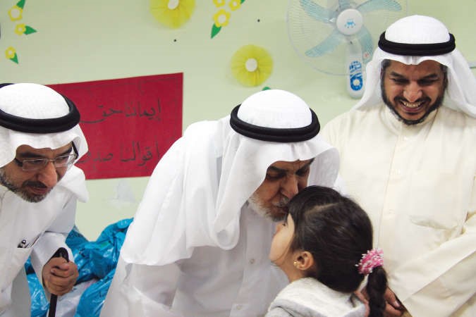 د خالد المذكور يطبع قبلة على جبين طفلة سورية