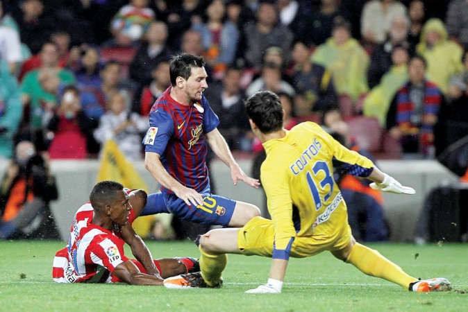 نجم برشلونة ليونيل ميسي تالق في لقاء سابق امام اتلتيكو مدريد