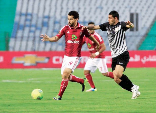 لاعب وسط الاهلي عبدالله السعيد ينطلق بالكرة لملاحقة مدافع انبي﻿