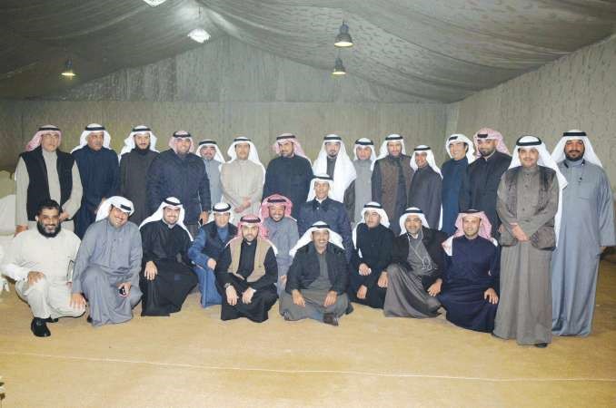 قائمة الائتلاف مع مجموعة من المهنئين 