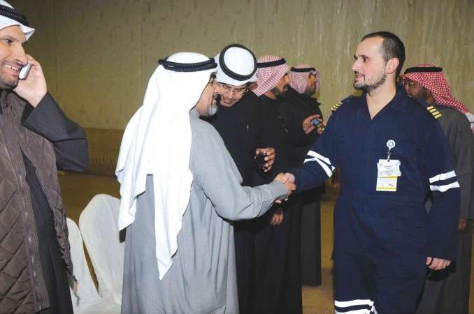 احد موظفي الشركة يقدم التهاني