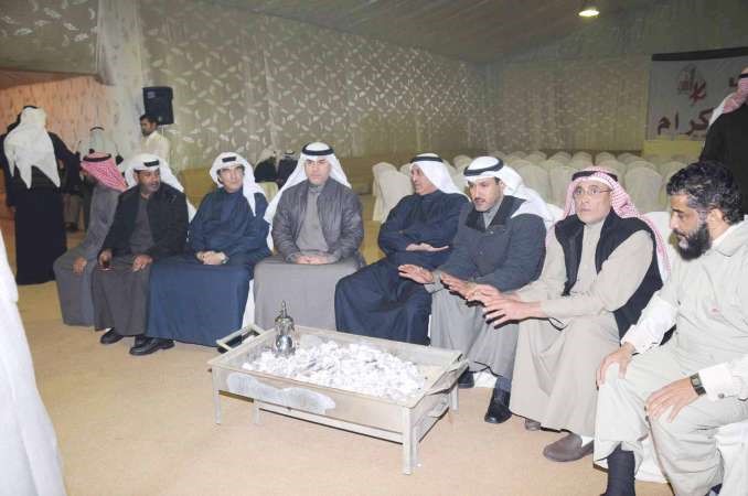 النائب عبدالله التميمي يتوسط مجموعة من الحضور محمد خلوصي