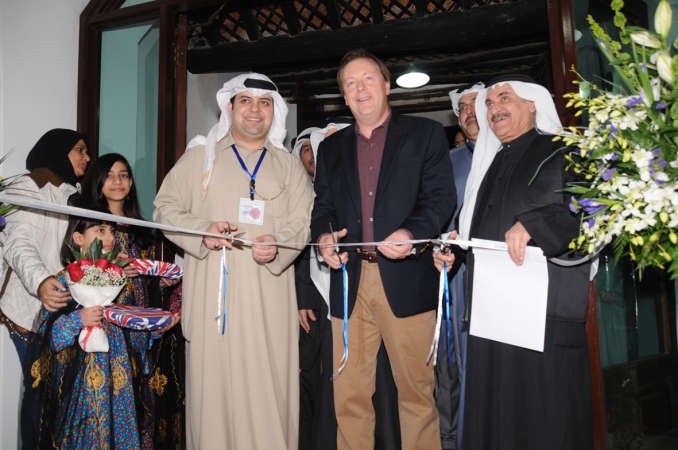 السفير البريطاني فرانك بيكر ود عيسى دشتييفتتحان المعرض انور الكندري