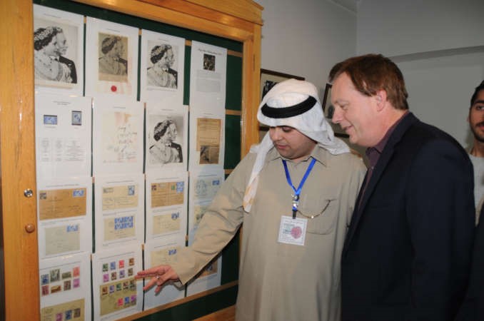 السفير البريطاني يطلع على بعض الطوابع المعروضة