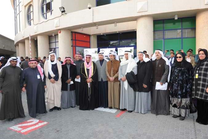 فوزيالمجدلي وعبدالعزيز المشاري وخالد الحبيب في صورة جماعية مع عدد من المشاركين في الجولة