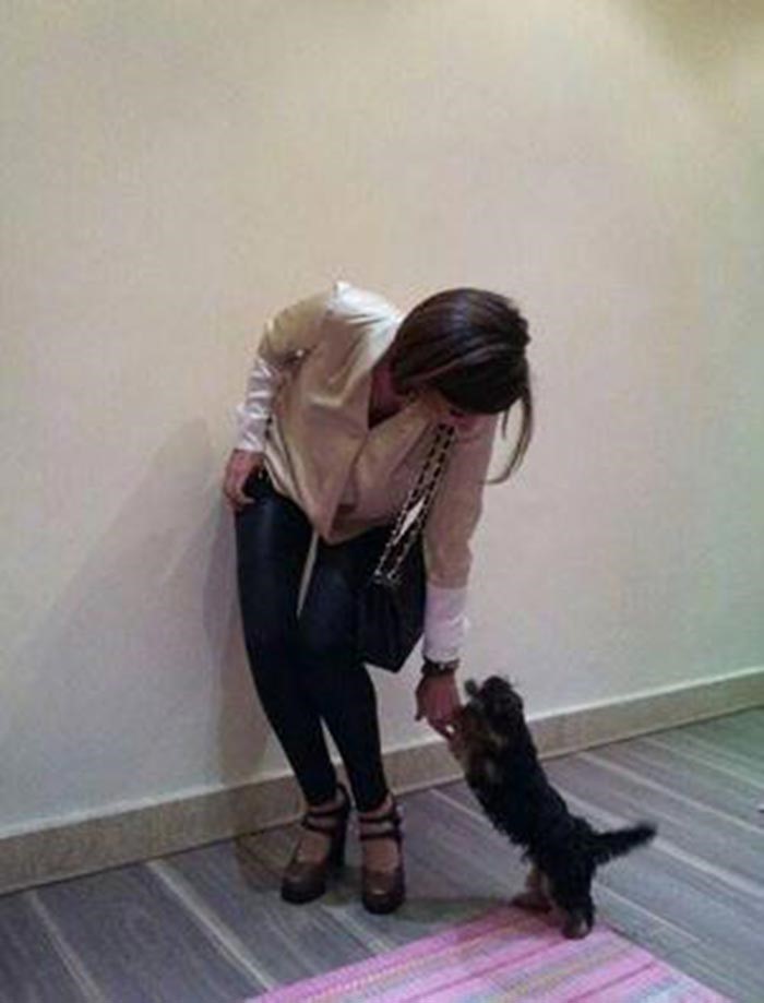 منى زكي تنشر صورة لها وهي تصافح كلبتها 