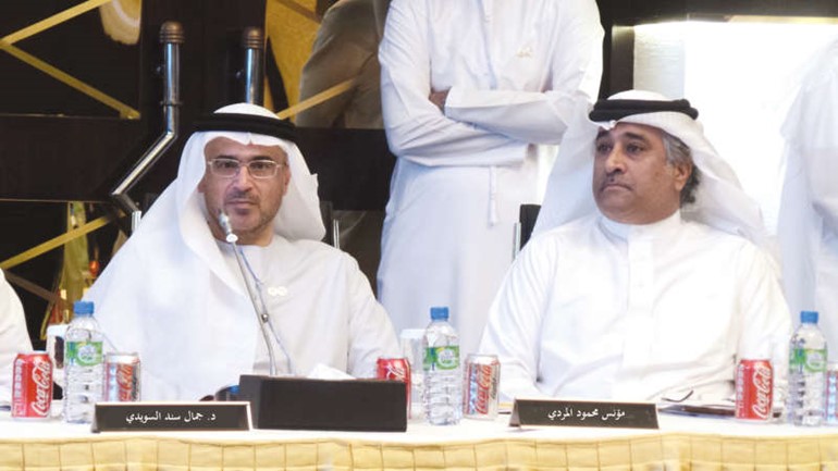 رئيس جمعية الصحافيين البحرينية مؤنس المردي ومدير عام مركز الامارات للدراسات والبحوث د جمال السويدي خلال الندوة﻿
