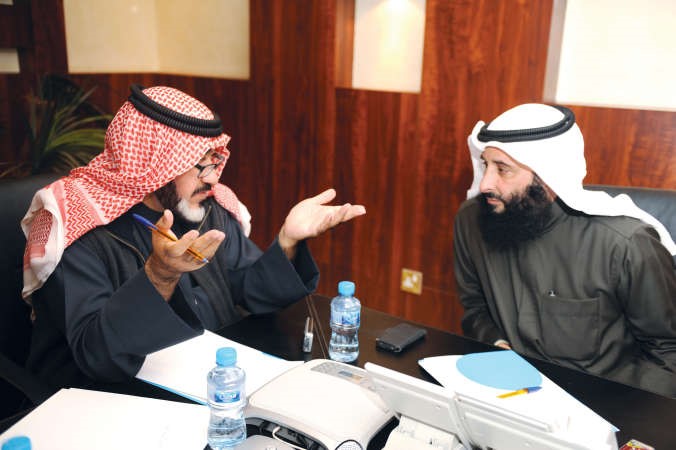 النائب سعود الحريجي يستمع الى مستشار الادارة العامة الزميل يوسف عبد الرحمن ﻿