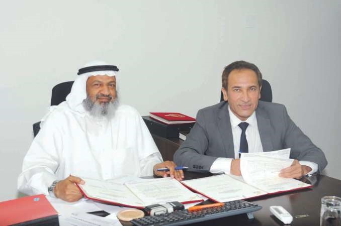اسحاق الجوهر خلال توقيع عقد بناء السوق المركزي الجديد﻿