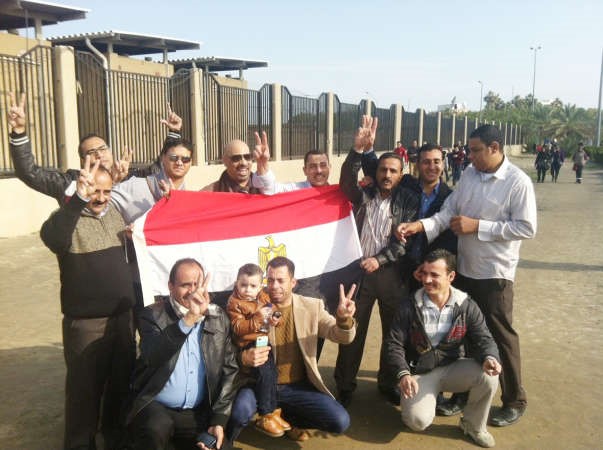  ومصريون يرفعون علم بلادهم امام السفارة المصرية عقب الادلاء باصواتهم امس