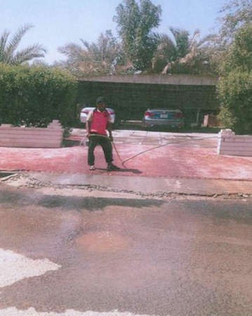 رش المياه احد مظاهر الاستعمال الخاطئ للمياه﻿