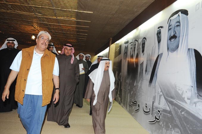 محمد ضيف الله شرار خلال جولته في القرية التراثية قاسم باشا