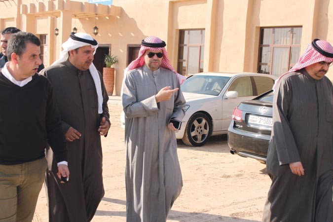 عبد العزيز اسحق خلال جولته التفقدية لقرية الشيخ صباح الاحمد التراثية