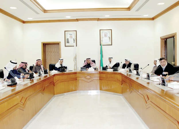  وزير الاعلام ووزير الدولة لشؤون الشباب الشيخ سلمان الحمود خلال عرض نتائج الدراسة التي اجرتها لجنة التطوير الرياضي﻿