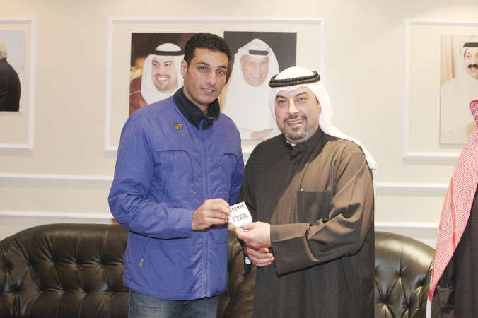 الشيخ طلال الفهد يسلم الحكم علي محمود شارة فيفا