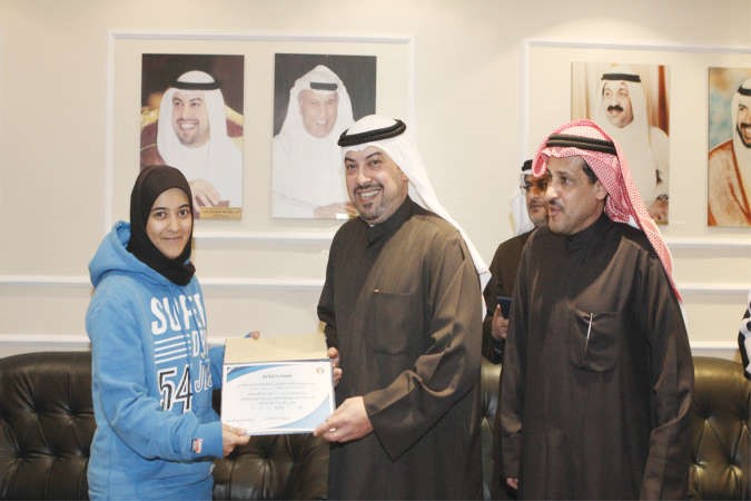 ويسلم شهادة لاحدى الخريجات من الدورة