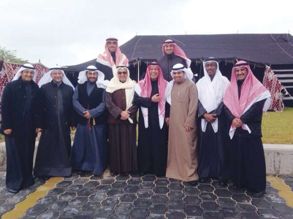 دعبدالرحيم ذياب مع المشاركين في المخيم 