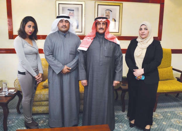 محافظ الاحمدي مستقبلا وفد الحضانة