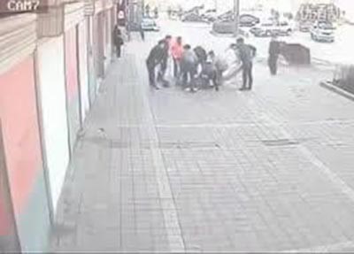 بالفيديو.. اختلف مع زوجته فأشعل فيها النار بالشارع!