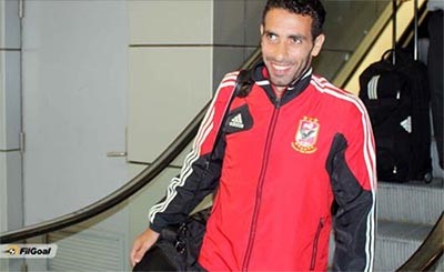 بالفيديو .. استقبال أبو تريكة في المطار بهتافات للسيسي .. شاهد ردة فعل اللاعب