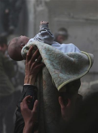 صورة: انتشال رضيع حي من تحت أنقاض القصف على دوما السورية