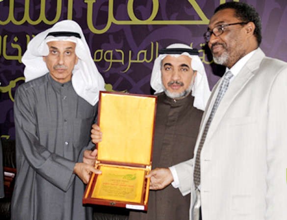 دعبدالرحمن المحيلان مكرما اقدم موظفي الجمعية﻿