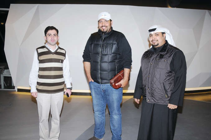 ندا الديحاني متوسطا الزميل محمد الحسيني وعصام الناصر 