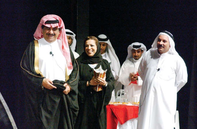 السلمان والعملاق عبدالحسين عبدالرضا مع فخرية خميسفي مسرحية عالطاير