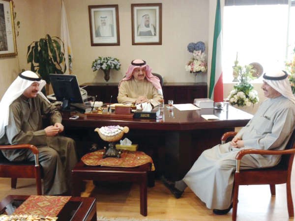 وزير المواصلات ووزير البلدية عيسى الكندري خلال اجتماعه مع م احمد الصبيح وم عبداللطيف السريع﻿