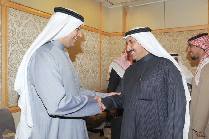 د علي العبيدي يتلقى التهنئة من النائب سعد الخنفور 